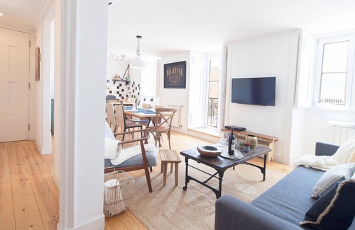 Santos Apartamento | Bica 1 - Cordoeiros - Wonderful two bedroom apartment, fully renovated and decorated with lots of co