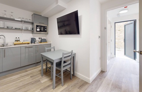 Bicester Apartamento | Bicester Court Lodge The Village Room | Bicester Holiday Let | 1 Beds & Sleeps 2