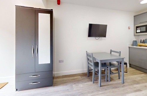 Bicester Apartamento | Bicester Court Lodge The Langford Room | Bicester Holiday Let | 1 Beds & Sleeps 2