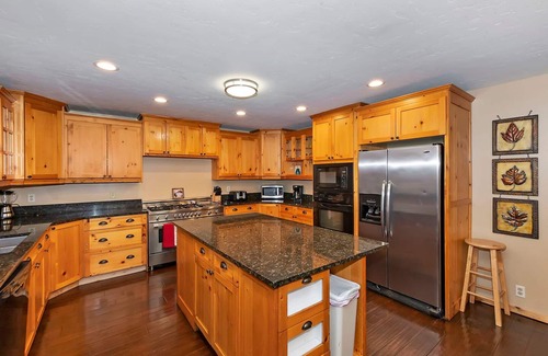 Summit Estates Cabina | Big 10 Luxury Cabin with HotTub
