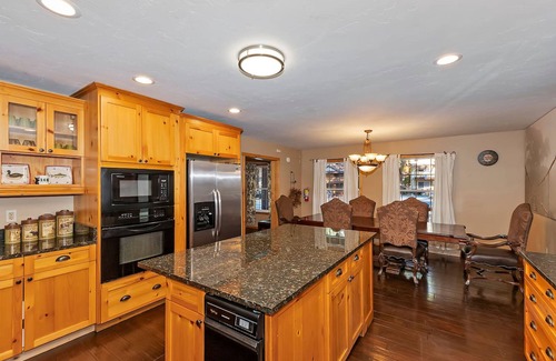Summit Estates Cabina | Big 10 Luxury Cabin with HotTub
