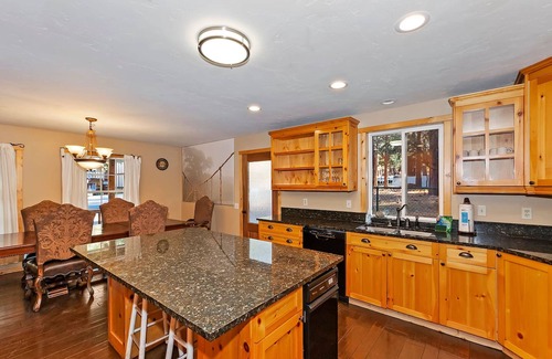 Summit Estates Cabina | Big 10 Luxury Cabin with HotTub