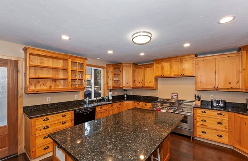 Summit Estates Cabina | Big 10 Luxury Cabin with HotTub