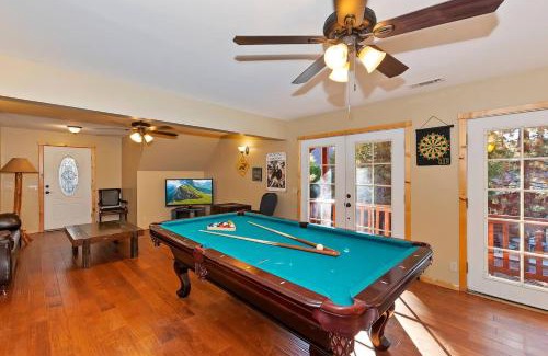 Summit Estates Casa | Big 10 Luxury Cabin/Walk to Snow Summit- HotTub