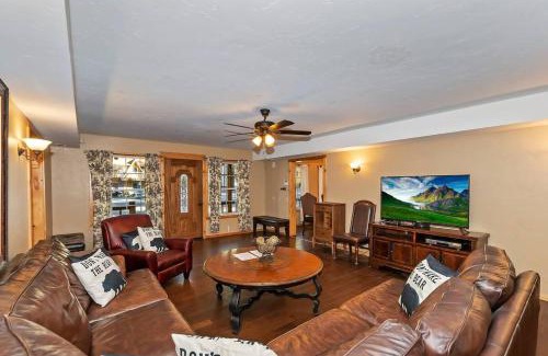 Summit Estates Casa | Big 10 Luxury Cabin/Walk to Snow Summit- HotTub