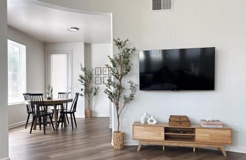 Marina del Rey Apartamento | Big 3BD 2BA Apt with Pool and Gym near Venice Beach