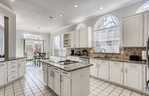 Plano Casa | Big 5 Bed/ 3.5 Bath Modern Home ⌂ Disney+ included, Free Parking, Fast Wi-Fi