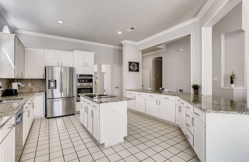 Plano Casa | Big 5 Bed/ 3.5 Bath Modern Home ⌂ Disney+ included, Free Parking, Fast Wi-Fi
