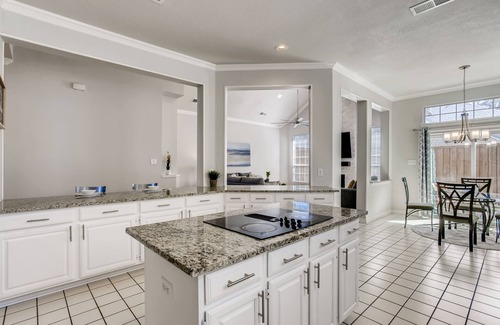 Plano Casa | Big 5 Bed/ 3.5 Bath Modern Home ⌂ Disney+ included, Free Parking, Fast Wi-Fi