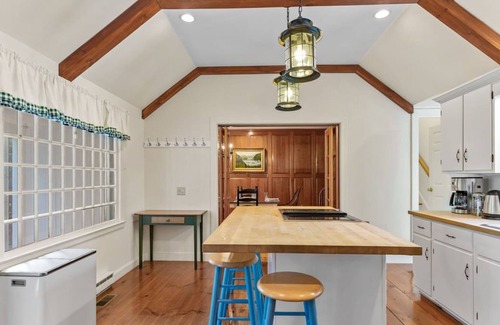 South Orleans Casa | Big and Private in Orleans. Pond View, Sleeps 12: 022-OW