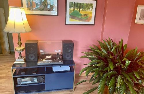 Kitchener Apartamento | Big apartment by the Farmers market