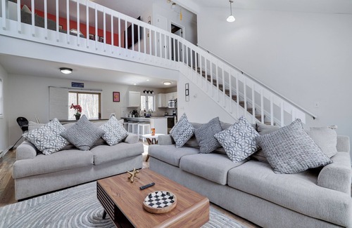 Gouldsboro Casa | Big Bass Lake 4BR Poconos Home - GAME ROOM - POOL
