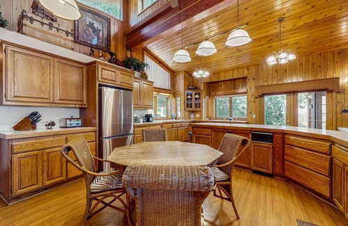 Fawnskin Cabina | Big Bear 7th Heaven ~ Lakeview Chalet with Hot Tub, Sauna, Grill, Great Deck Views