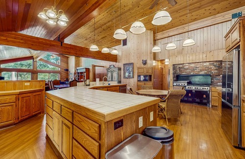 Fawnskin Cabina | Big Bear 7th Heaven ~ Lakeview Chalet with Hot Tub, Sauna, Grill, Great Deck Views