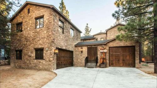 Fox Farm Casa | Big Bear Castle by AvantStay Private Home in Great Big Bear Location w Hot Tub