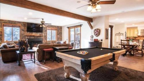 Fox Farm Casa | Big Bear Castle by AvantStay Private Home in Great Big Bear Location w Hot Tub