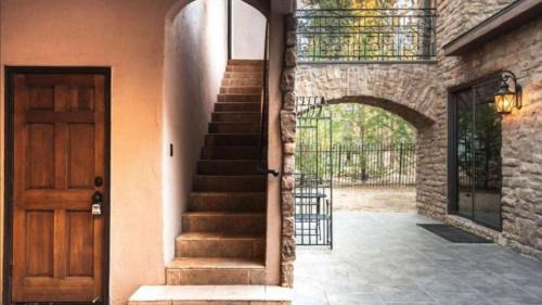 Fox Farm Casa | Big Bear Castle by AvantStay Private Home in Great Big Bear Location w Hot Tub