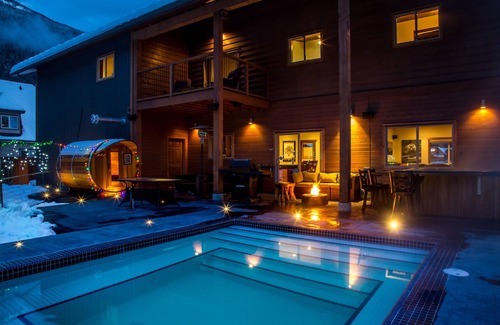 Revelstoke Casa | Nueva casa hermosa, espaciosa y acogedora con piscina climatizada, jacuzzi y sauna