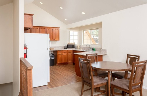 Woodlands Chalet De Esquí | Big Bear Chalet is a roomy house with beautiful mountain views !