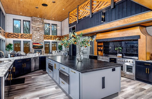 Gatlinburg - Pigeon Forge Cabina | BIG BEAR COVE - 26 BEDROOMS, SLEEPS 100 PEOPLE, LOADED WITH LUXURY!!!