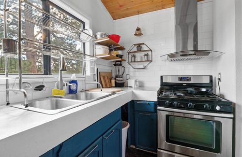 Big Bear Casa | Big Bear Treehouse: Jacuzzi, Views, Pets OK