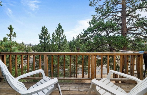 Big Bear Casa | Big Bear Treehouse: Jacuzzi, Views, Pets OK
