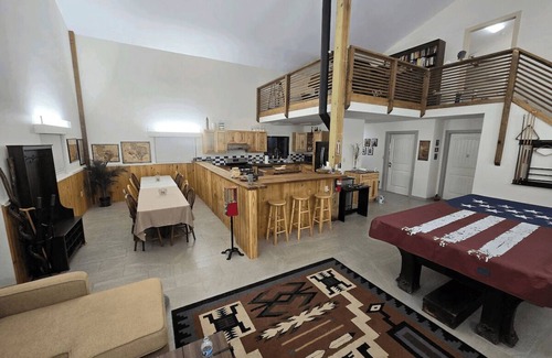 Navasota Cabina | Big Beautiful Cabin amongst Towering Pines