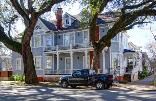 Savannah Victorian District Casa | Big Blue House - Near Forsyth Park - Lower Unit