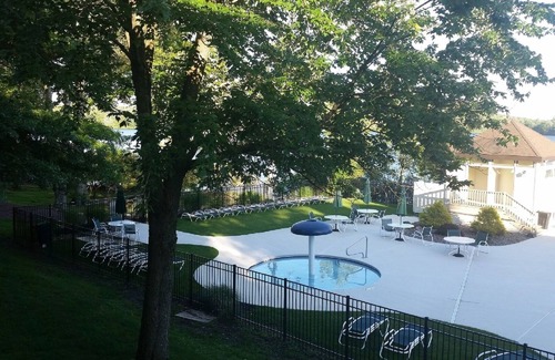Lake Harmony Condominio | Big Boulder Lake Front Condo / WiFi gratis y estacionamiento / piscina / jacuzzi / chimenea / parrilla