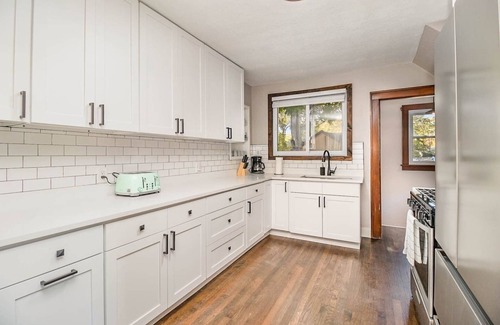 Michigan City Apartamento | Big Brick Bungalow - Lower Unit