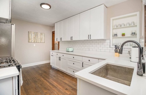 Michigan City Apartamento | Big Brick Bungalow - Lower Unit