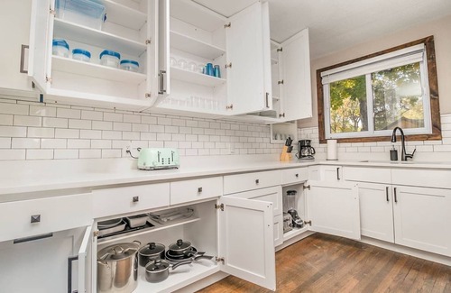 Michigan City Apartamento | Big Brick Bungalow - Lower Unit