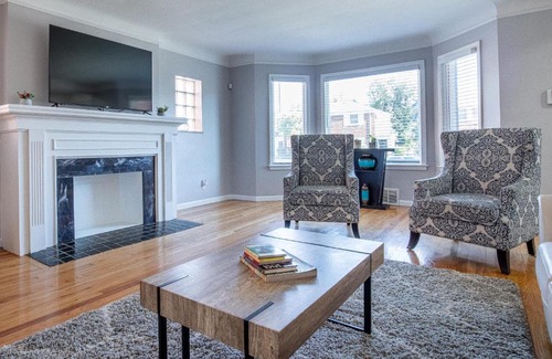 Detroit Apartamento | Big Central Stylish 3 BR/ 3 bath Townhouse. Game room . Home office.