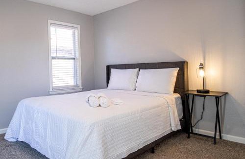 Detroit Apartamento | Big Central Stylish 3 BR/ 3 bath Townhouse. Game room . Home office.