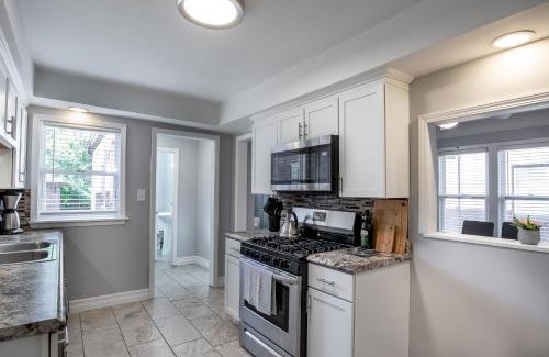 Detroit Apartamento | Big Central Stylish 3 BR/ 3 bath Townhouse. Game room . Home office.