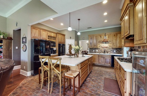 Navasota Casa | Big Christian Home 2 Living Rooms-★5 miles to College Station★ 12 Wooded Acres