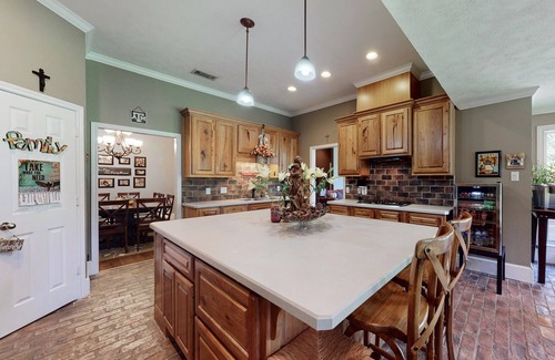 Navasota Casa | Big Christian Home 2 Living Rooms-★5 miles to College Station★ 12 Wooded Acres