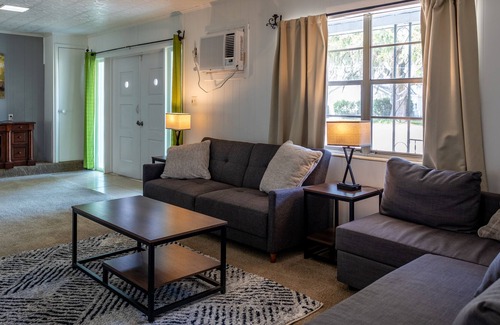 Lakeland Casa | Big Country South Lakeland Farm House!