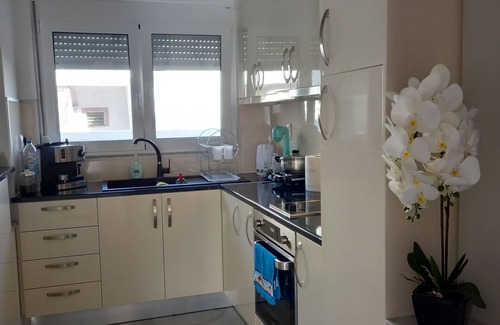 Kardamena Apartamento | Big cozy apatrtment with private garden, 50ft from beach, 10 min from airport