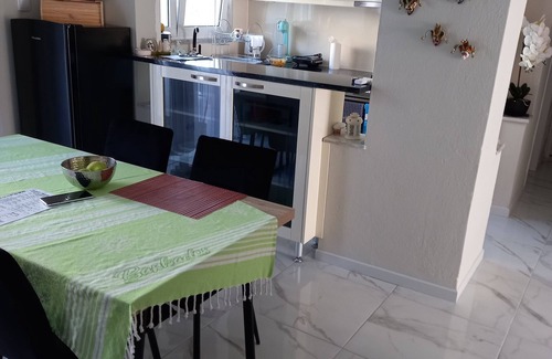 Kardamena Apartamento | Big cozy apatrtment with private garden, 50ft from beach, 10 min from airport