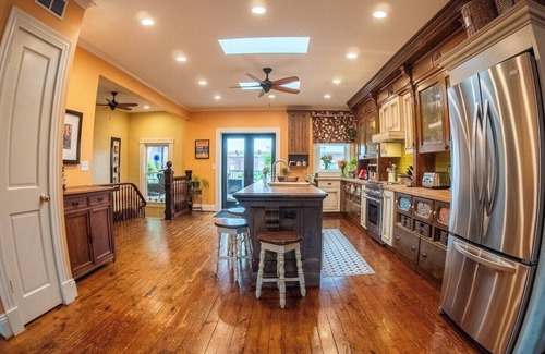 South Side Flats Casa | Big Dog Coffee's Little Red Cat/Historic Pittsburgh Home/FREE Parking Spaces