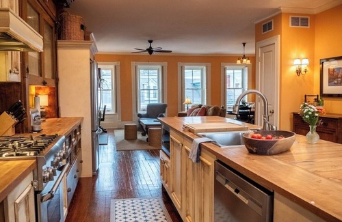 South Side Flats Casa | Big Dog Coffee's Little Red Cat/Historic Pittsburgh Home/FREE Parking Spaces