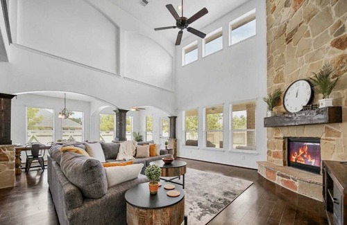 College Park Casa | BIG Family Getaway📍The Woodlands Open floor plan 🎬🎱🏓 Gated Community SLPS 18