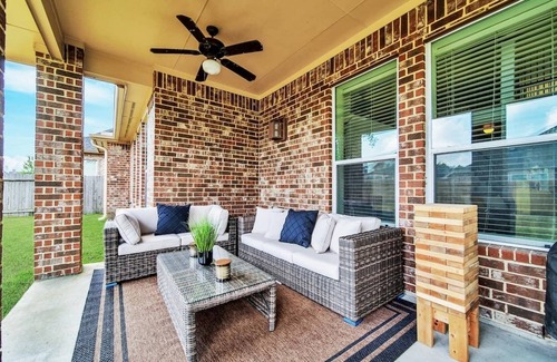 College Park Casa | BIG Family Getaway📍The Woodlands Open floor plan 🎬🎱🏓 Gated Community SLPS 18