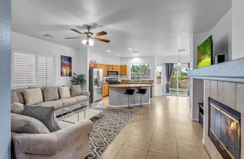 Rhodes Ranch Casa | Big Family: Luxurious, King Beds, Pool Table, Fireplace, Backyard Oasis & More!