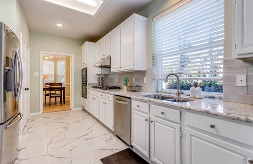 Lewisville Casa | Big family-sized lovely traditional house. 14 minutes to DFW Airport!