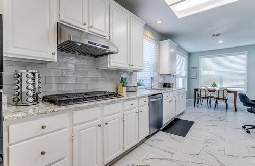 Lewisville Casa | Big family-sized lovely traditional house. 14 minutes to DFW Airport!