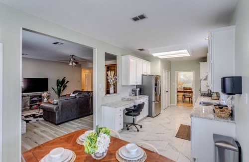Lewisville Casa | Big family-sized lovely traditional house. 14 minutes to DFW Airport!