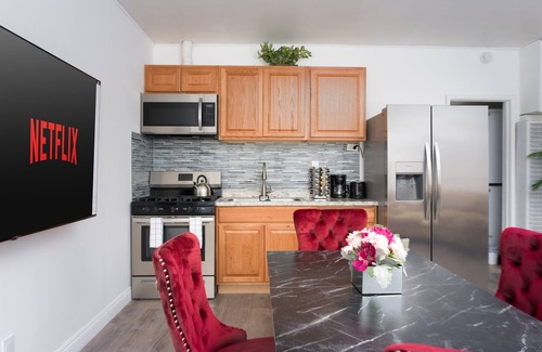 Simi Valley Apartamento | Big gated yard, Work/play room, King bed