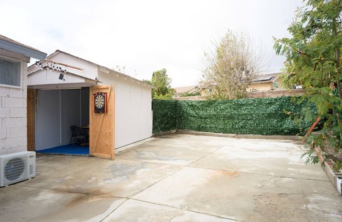 Simi Valley Apartamento | Big gated yard, Work/play room, King bed